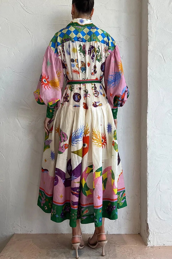 Robe plissée dans le style rétro français, avec une silhouette en A élégante, une taille cintrée, et des plis délicats qui ajoutent une touche de sophistication intemporelle. Le design met en avant un style classique et féminin, parfait pour toutes les occasions.